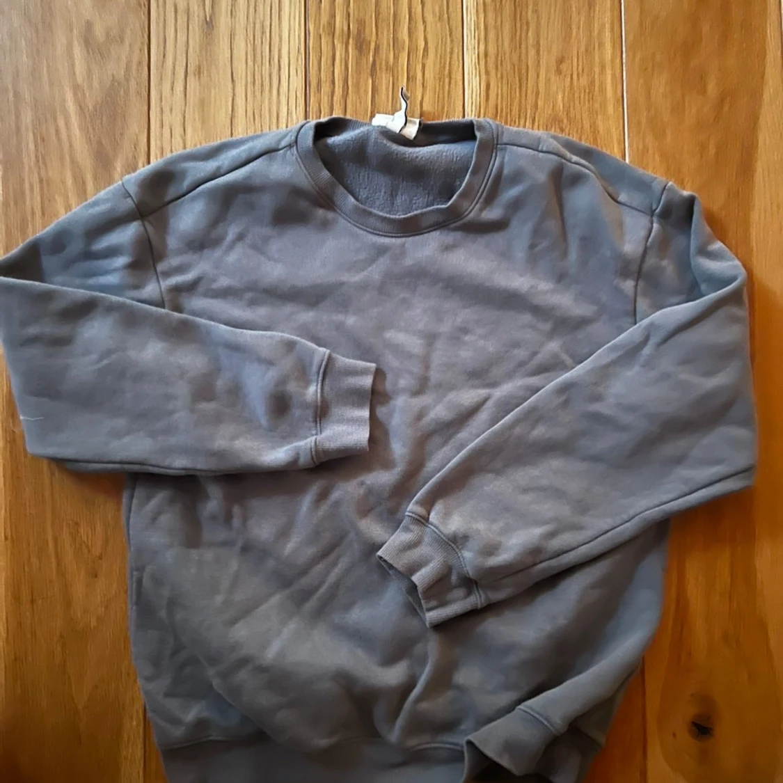 Grå sweatshirt från No5 Essentials