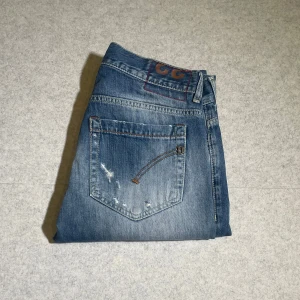 Dondup George  - Sjukt feta dondup i moddelen George med snygga slitningar och i mycket fint skick dom är i storlek 33 och det är bara att höra av dig vid frågor och funderingar 