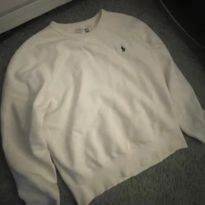 Ralph lauren sweatshirt - Köpt på boost för 1499kr. Säljer pga att jag aldrig använder. Nytt skick och passar S/M