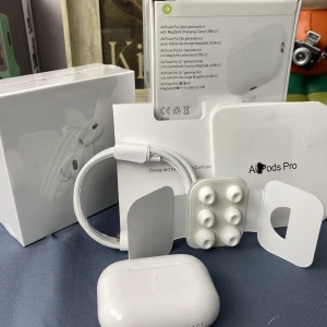 AirPods Pro (2nd generation) MagSafe USB-C - Helt nya Apple AirPods Pro (2nd generation) med MagSafe-laddningsetui (USB-C). finns i Malmö bästa kvalitet