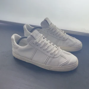 Valentino flycrews  - Snygga vita sneakers från Valentino Garavani i stilren design. Skorna är tillverkade i skinn med klassisk snörning. Perfekta för dig som gillar minimalistisk och exklusiv stil. Märkeslogga på plösen ger en lyxig touch.