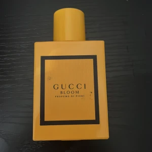 Gucci Bloom Profumo di Fiori - Gucci Bloom Profumo di Fiori i en snygg gul flaska. Volym: 50 ml. Tillverkad i Spanien. Perfekt för dig som vill sticka ut med en ikonisk doft från ett av världens mest kända modehus.  Flaskan är nästan full. 