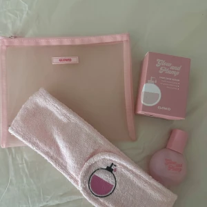 Glowid Glow and Plump Chok Chok Serum - Glowid Glow and Plump Chok Chok Serum i söt rosa flaska och matchande förpackning. Medföljer en rosa mesh necessär och ett mjukt rosa hårband med broderad parfymflaska. Serumet ger glow, förbättrar elasticitet och återfuktar huden.