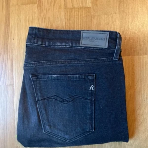 Replay jeans LUZ  slim fit - Replay jeans i storleken W31  Längd 92 cm  Bredd: 42 cm.  Skicka vid frågor!