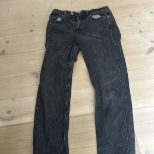 Svarta raka jeans från Jack and Jones  - Snygga svarta jeans från Levi's med klassisk femficksdesign och raka ben. Jeansen har en enkel look med kontrastsömmar och är tillverkade i slitstarkt denim. Perfekta för dig som gillar en tidlös och clean stil. Säljer dom pga de är lite för små:) Men storleken är 30 34 