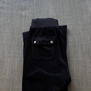 Juicy couture byxor mörkblåa  - Säljer nu mina juicy byxor! Dom är använda men har inga större dekaler, dom har dock tappat metallknapparna längst ut på snöret. Pris kan diskuteras!