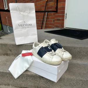 Valentino Garavani vita sneakers - Säljer ett par snygga Valentino Garavani skor i mörkblå färg, perfekt nu till hösten och vintern så hör gärna av er vid funderingar och lägg prisförslag!!