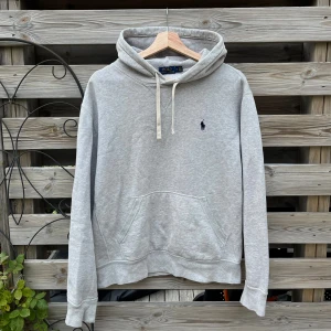 Ralph Lauren Grå Hoodie - Snygg Hoodie från Ralph Lauren. Storlek M, passar XS/S. Väldigt härlig tröja i fint skick. Minimal reva på sista bilden, dock inte något man tänker på. Hör gärna av er vid funderingar🙌🏻