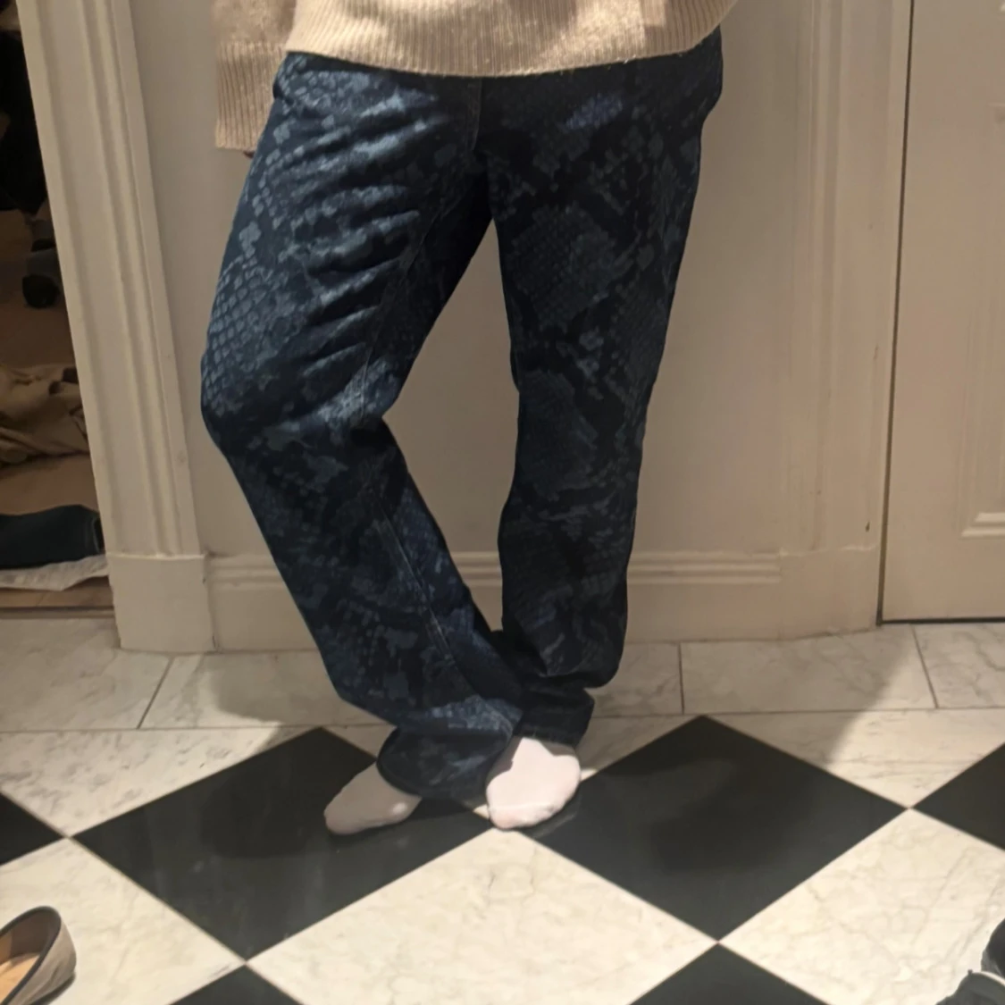 Blå jeans med ormmönster från Weekday