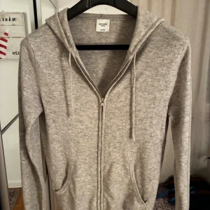 Grå cashmere hoodie från John Henric - Mjuk och lyxig grå hoodie från John Henric i 100% cashmere. Nypris 2800kr.