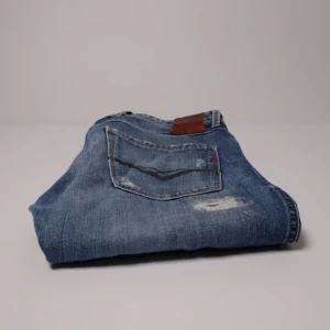 Replay Anbass  - Replay Anbass // Slim Fit Storlek: 30 Mått: Midja: 39 cm, Innerben: 78 cm, Benlängd: 101 cm Nypris: 1799:-  Vårt pris: 319:- Hojta gärna vid frågor – vi svarar dig alltid snabbt med ett trevligt bemötande. Allt gott, /Team Trovata    