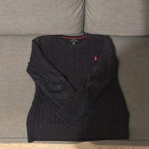 Blå kabelstickad Ralph Lauren tröja   - Mycket bra skick och inga hål eller missfärgning, pris kan diskuteras 