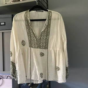 Blus från Zara - Mycket bra skick!! Sällan använd!