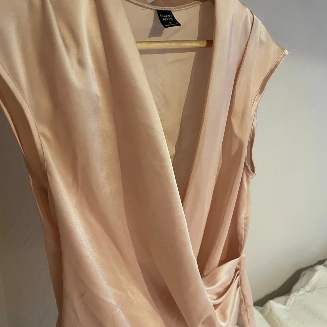 Champagnefärgad blus Emery Rose - 1