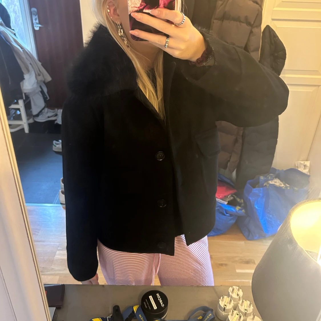 Svart pälsjacka med krage