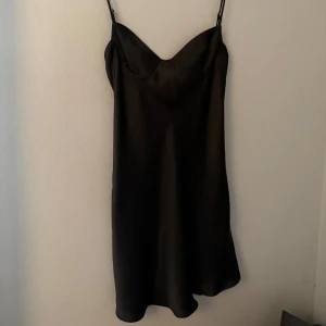 Svart Zara klänning  - Superfin svart klänning från Zara! 200kr, använd gärna köp direkt! 