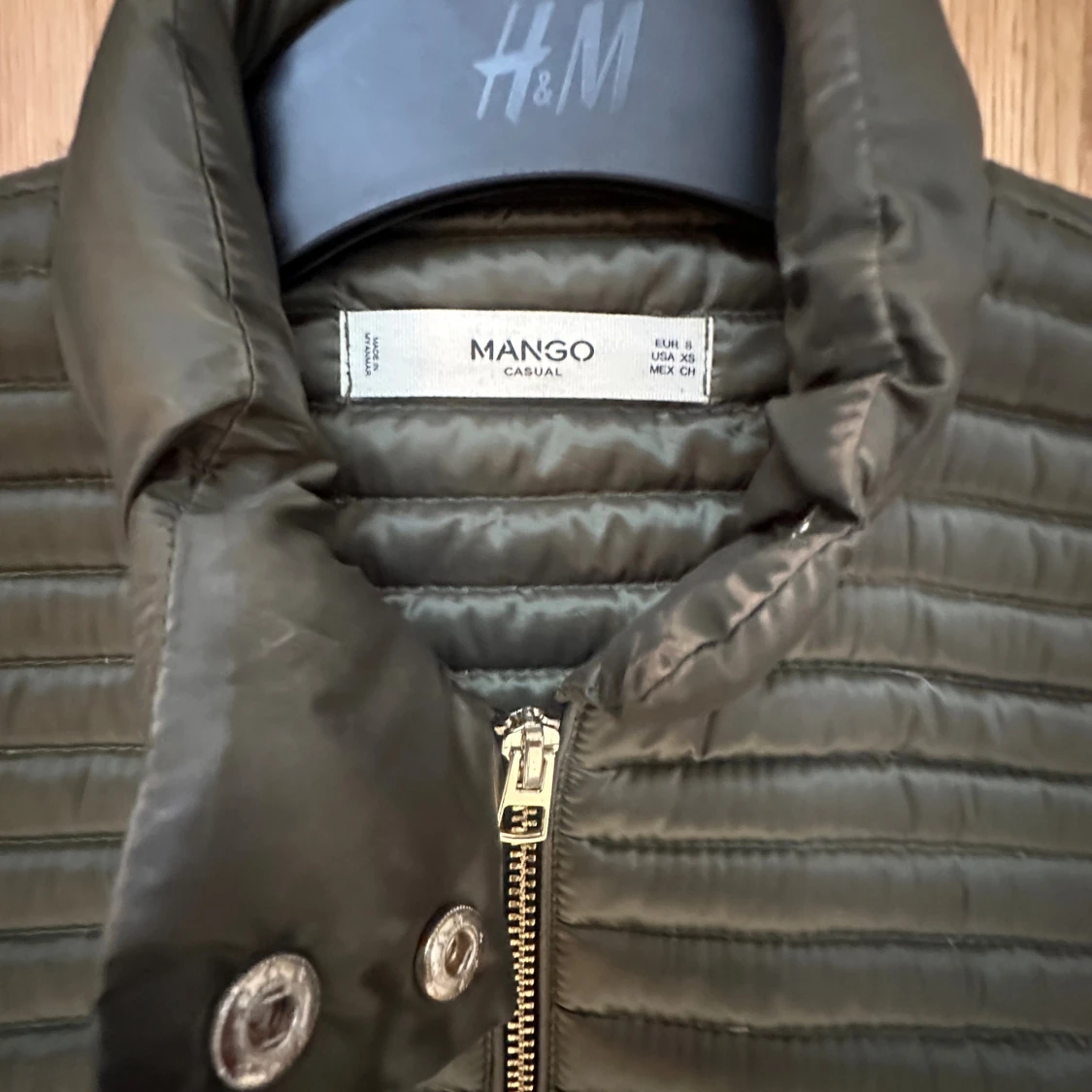 Olivgrön pufferjacka med dragkedjor - 4