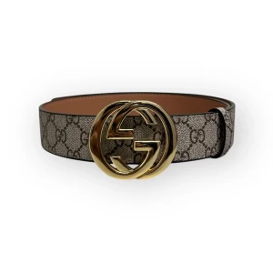 Gucci Bälte  - Helt nytt aldrig använt. Storlek 110cm. Kan frakta eller mötas i Haninge. Skriv gärna vid fler frågor, postar alltid inom 24h. (Alla bilder är tagna av mig)