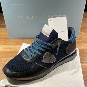 PHILLIP MODEL TRAINERS - Ett par riktigt feta phillip models som är perfekta inför de kallare årstiderna | unik coloway | nypris ca 3500, pris går att diskutera vid snabb affär | box tillkommer