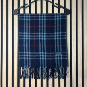 Burberry halsduk  - Mörkblå rutig burberry halsduk | Skick 9/10 | Hör gärna av dig vid minsta fundering😊