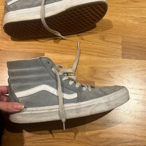 Ljusblå vans - Säljer ett par klassiska Vans i storlek 38,5 men passar även 38 och 39 om du frågar mig. Skorna är i jätte bra skick gällande sulan och på insidan men kan behöva lite rengöring på utsidan! Tvättar såklart de så gott jag kan innan jag postar! Hör av er för frågor!!!❤️❤️