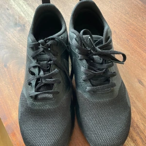 Nike air skor - Säljer ett par svarta Nike air skor i storlek 38, dem är använda en gång pågrund av att dem inte passade. Dem har inga skador eller märken. Skriv för mer info eller bilder