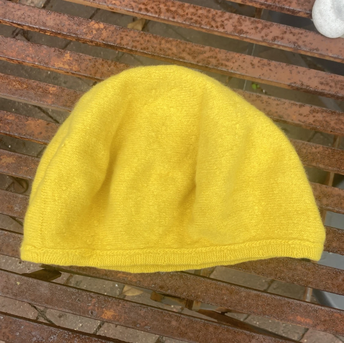 Gul basker i ull - 2