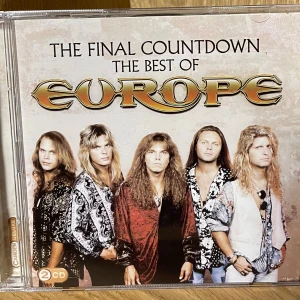 The Final Countdown: The Best of Europe (2CD) - Samling med Europas största hits, inklusive 'The Final Countdown', 'Carrie' och 'Rock the Night'. 2CD Camden Deluxe-utgåva med 36 låtar. Omslag och fodral i fint skick, perfekt för fans av klassisk rock och samlare.