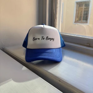 Born To Bogey keps  - Vårt första dropp av kepsar är äntligen här! Kepsen är designad av oss på LogoInk Uf och perfekt för dig som vill sticka ut på golfbanan. Skicka ett dm vid minsta funderingar!😇