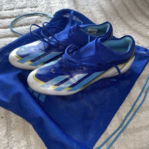 Adidas crazyfast elite Messi FG - Snygga Adidas crazyfast elite Messi FG Spark Gen 10s. Skorna är speciellt baserade efter fotbollsspelaren Lionel Messi. Perfekta för dig som vill sticka ut med stil på matchen och gillar Messi, det finns inga defekter på skon och den kan användas som vanligt utan problem.