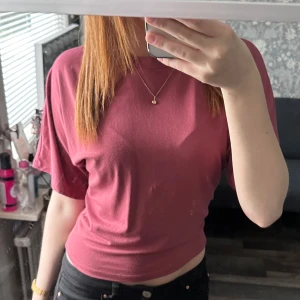 Topp - Topp ifrån lager157 som är tjat i midjan och går ut vid ärmarna ☺️stolen XS