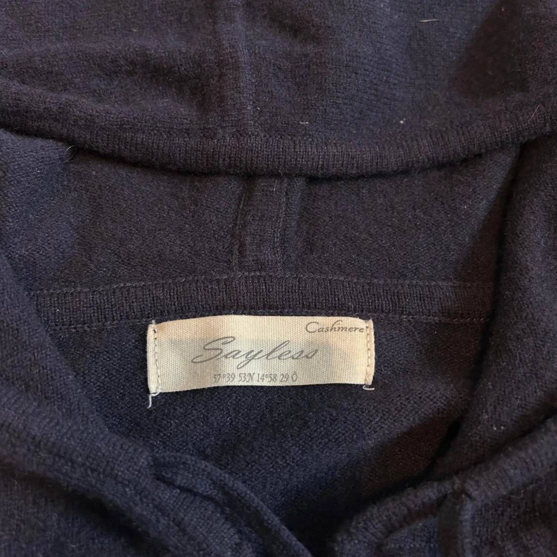 Mörkblå hoodie i kashmir från Sayless - 1