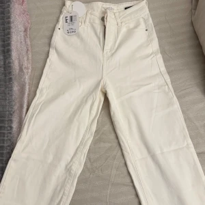 Vita raka jeans  - Snygga vita jeans  med raka ben och klassisk femficksmodell.  Medelhög midja. Helt oanvända ordinare pris 600