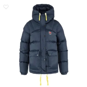 fjällräven  - Intressekoll! HÄLST vill jag byta mot annan färg (inte svart). Skriv för mer info. 💗köpt för ca 8000, haft 2 vintrar men är fräsch. loggan har lossnat i ena hörnet men det går att fixa. 