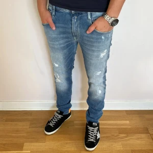 Replay Jeans med slitningar - Replay Jeans med slitningar || Skick 9/10 || Stoelek 32/30 || Hör av dig vid minsta lilla fundering 💭 || ✅