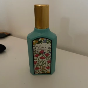 Gucci Flora Gorgeous Jasmine parfym - Gucci Flora Gorgeous Jasmine är en parfym med noter av jasmin, magnolia och mandarin. Flaskan har en färgstark och modern design som sticker ut. Perfekt för dig som vill ha något unikt och trendigt i din samling. Aldrig använt. Köpt på kicks| Nypris:1465kr