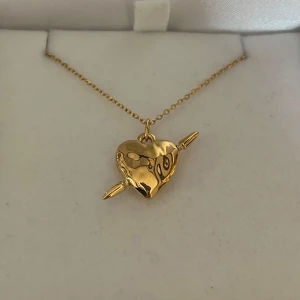 Maria Nilsdotter ”Tuvstarr” inspirerat halsband - Aldrig använd, 18K guldpläterad och tillverkad av rostfritt stål. Kedjans längd 40+5 cm och nickelfri. Om du har fler frågor, tveka inte att höra av dig 🤗