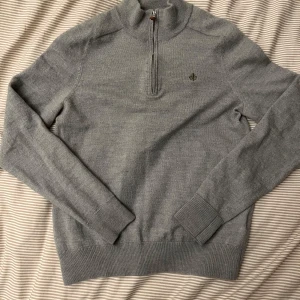 Morris tröja  - Säljer nu min gråa Morris halfzip som knappt är använd. Nypris 1900kr mitt pris 299. Går att diskutera pris vid snabb affär! Storlek XXS.