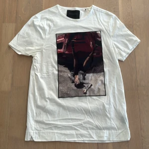 Limitato T-shirt  - Säljer en limitato T-shirt då den inte passar, storleken är S och den är i mycket bra skick. Vid intresse eller frågor är det bara att skriva!