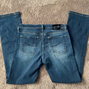  Jacob Cohen jenas - Snyggga och fräscha Jacob Cohen jeans, de är i Jacob Cohen size 30! Vad jag kan se är de i mycket bra skick och inga skador! Inte säker men tror de är kvinnobyxor. Fler bilder är möjliga att få och om det finns några andra frågor så hör av er! Pris är diskuterbart vid snabbt köp utan strul!🤗⭐️