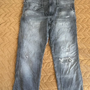 Replay jeans  - Storlek 36-34 jätte fina me svarta eller vita kläder. Köpte för 1550. 