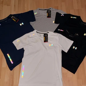 Under Armour HeatGear t-shirt  - Snygga Under Armour HeatGear t-shirts i svart, vitt, marinblått. T-shirten har kort ärm, rund hals och reflekterande logga samt textdetaljer. Säljes för 199kr styck!