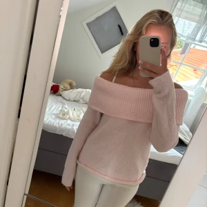 Ljusrosa offshoulder stickad tröja - Superfin ljusrosa stickad tröja med offshoulder-modell och bred ribbad kant upptill. Mjuk och skön, perfekt för vår och höst. Långärmad och lätt oversized passform som ger en chill vibe.