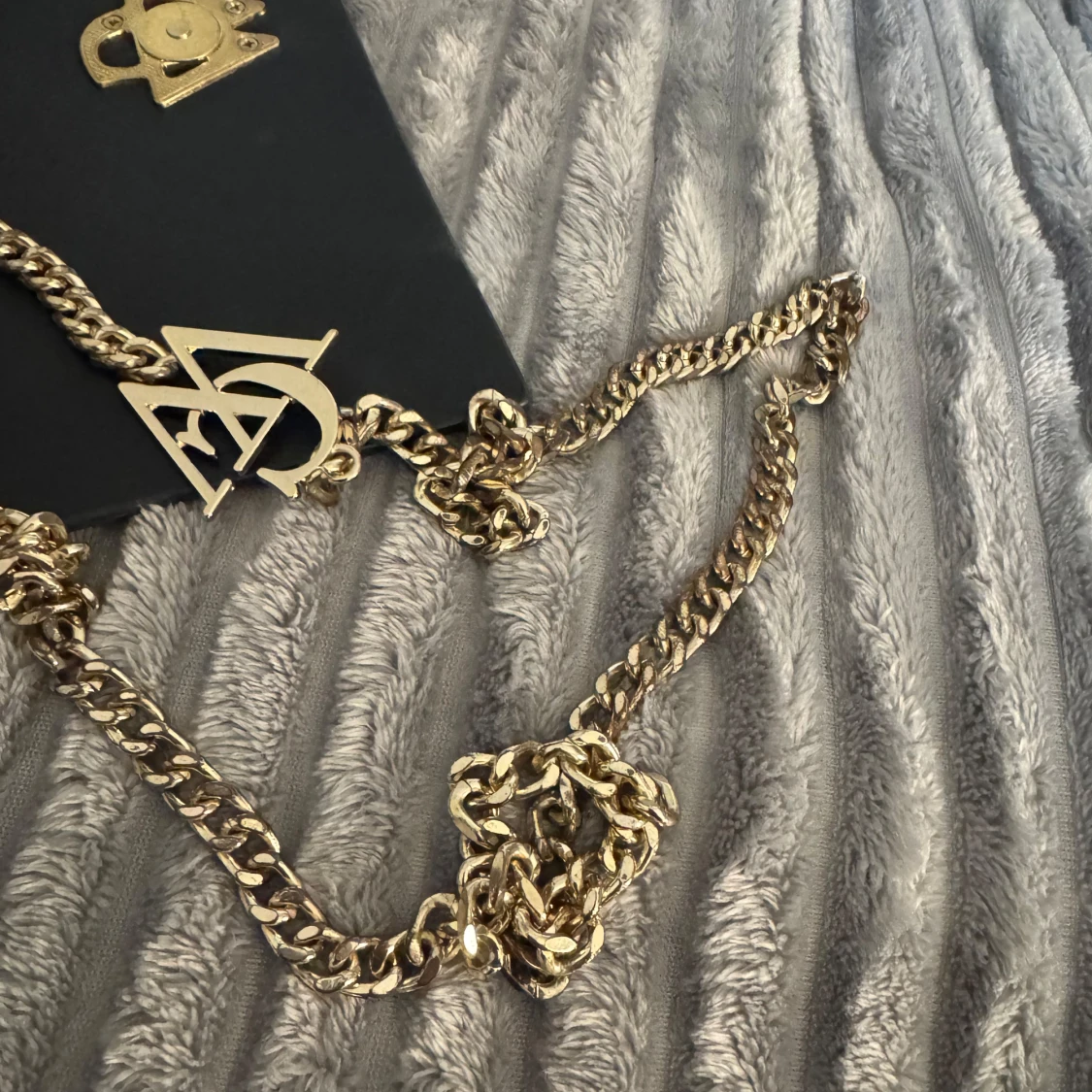 Svart axelväska från Karl Lagerfeld - 1