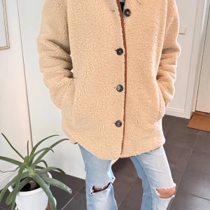 Beige pile jacka från Zara, stl S - Supersnygg pile/teddy jacka från Zara i beige pile.. Insidan är mockaimitation. Något oversize.  