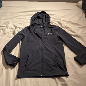 Under Armour windbreaker - Under armour windbreaker. Nypris 1500kr Knappast använt och är i väldigt bra skick