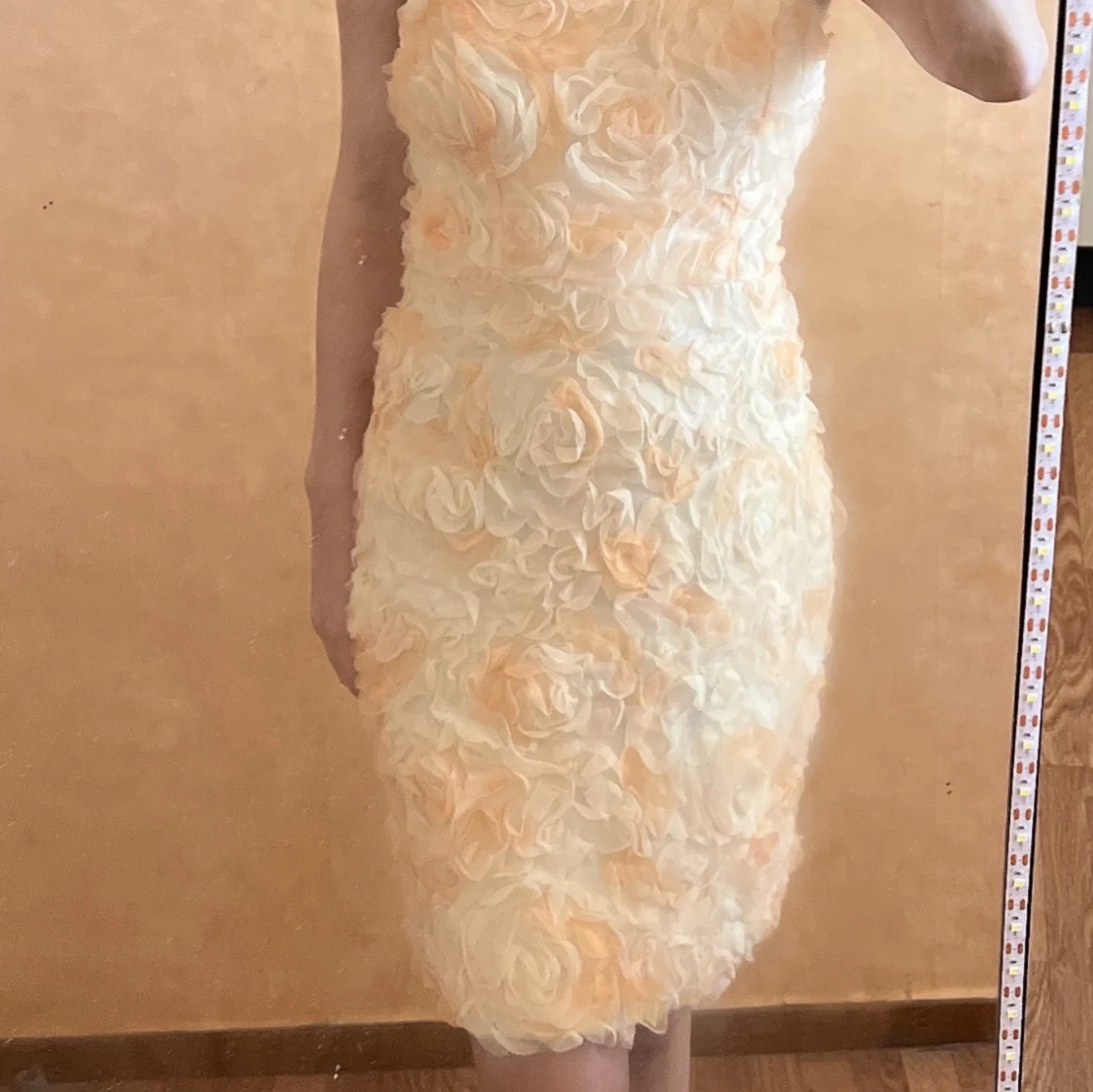 Champagnefärgad blommig kortklänning och 2 present  - 1