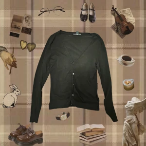 Kofta från H&M - Svårt kofta i storlek M, stretchy och bekväm, kan passa storlek S-L.