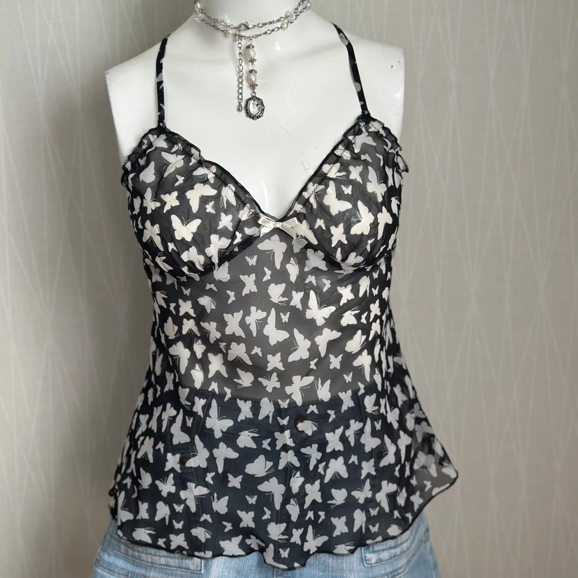 Svart mesh-linnetopp med fjärilar