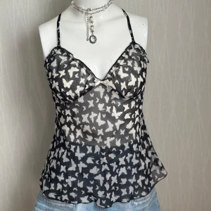 Svart mesh-linnetopp med fjärilar - Tag says M but it fits more like S   Kolla gärna på mina andra mina andra annonser